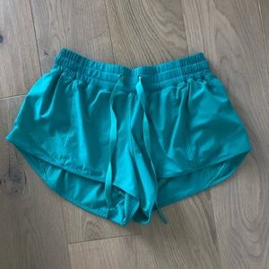 Lululemon 2.5” hotty hot short